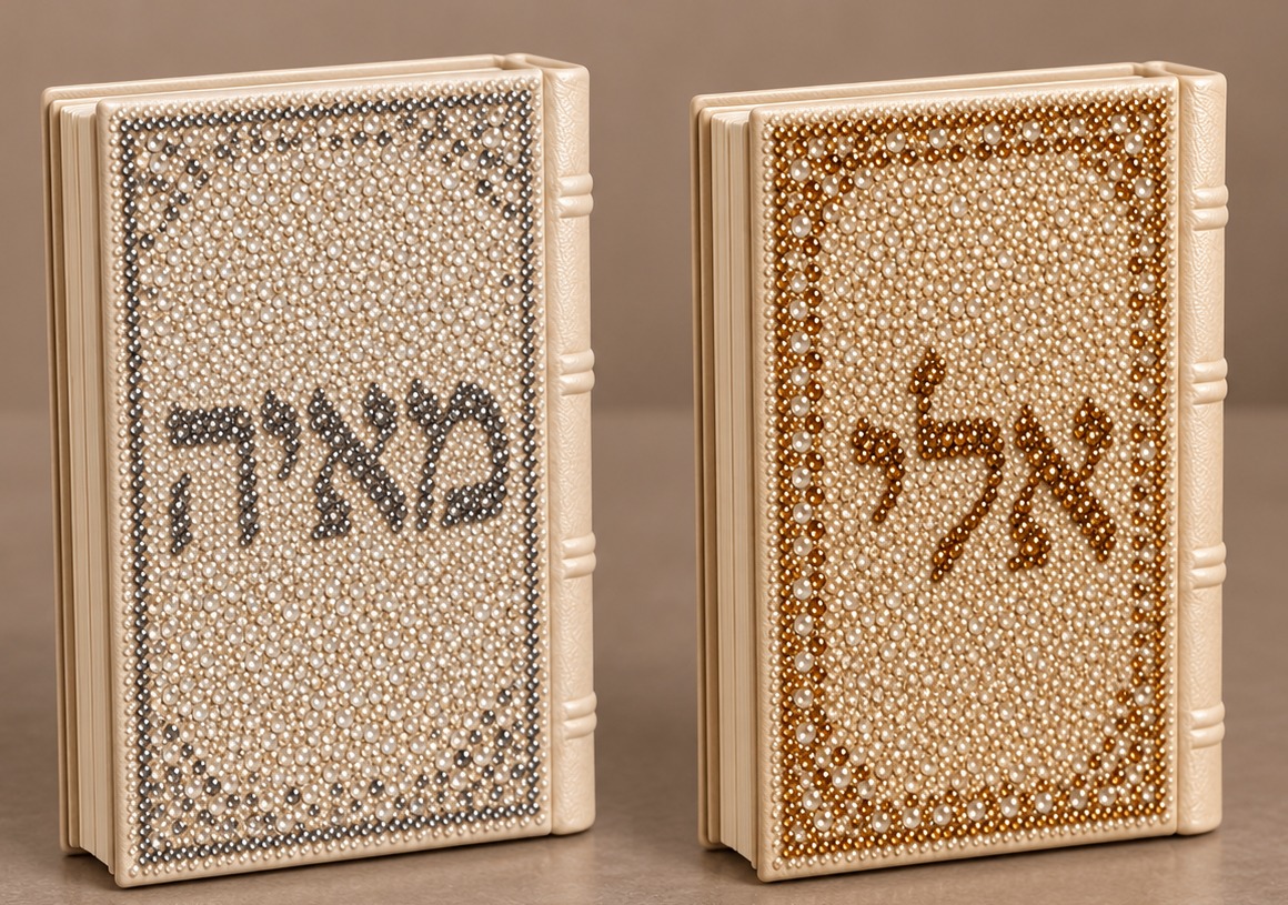 Deux siddourim ivoire aux prénoms hébreux מאיה et אלי, en strass argentés et dorés