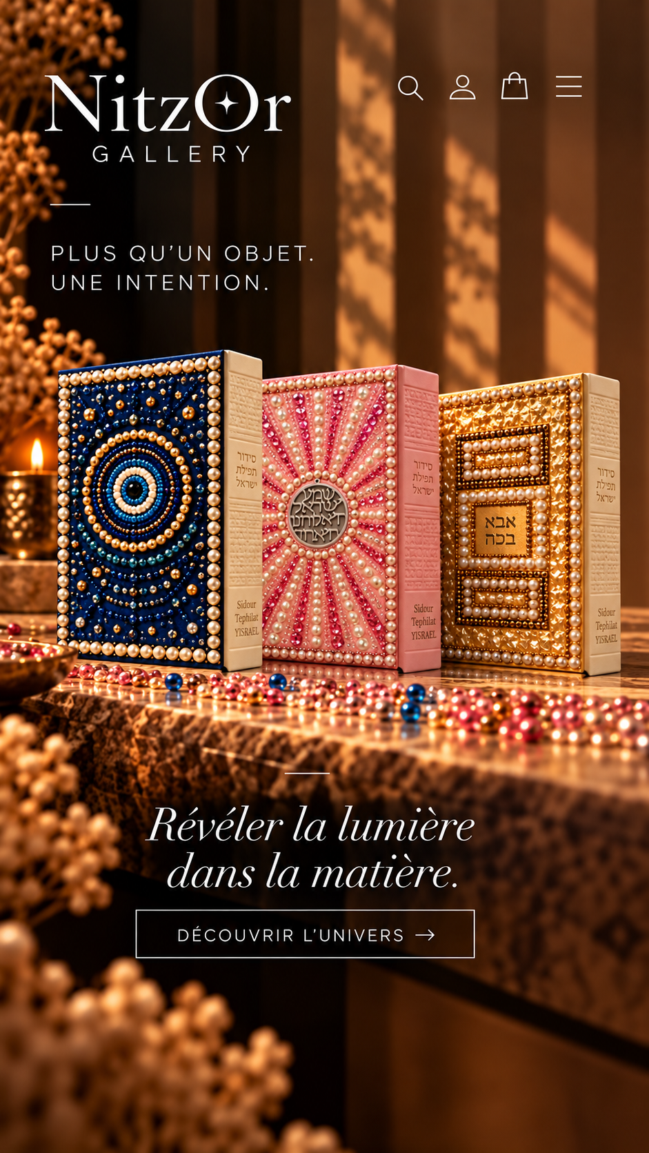 Siddourim bleu, rose et doré NitzOr Gallery sur un socle en pierre